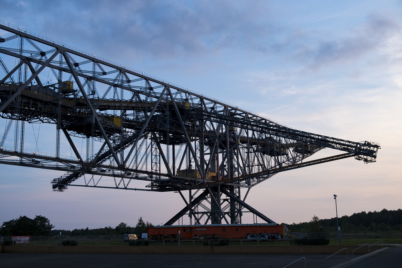 Als „liegender Eiffelturm“ wird die Förderbrücke F60 in Lichterfeld bezeichnet. Sie ist 502m lang, 202m breit und 80m hoch – und damit eine der größten beweglichen Arbeitsmaschinen der Welt. (Quelle: pixabay)
